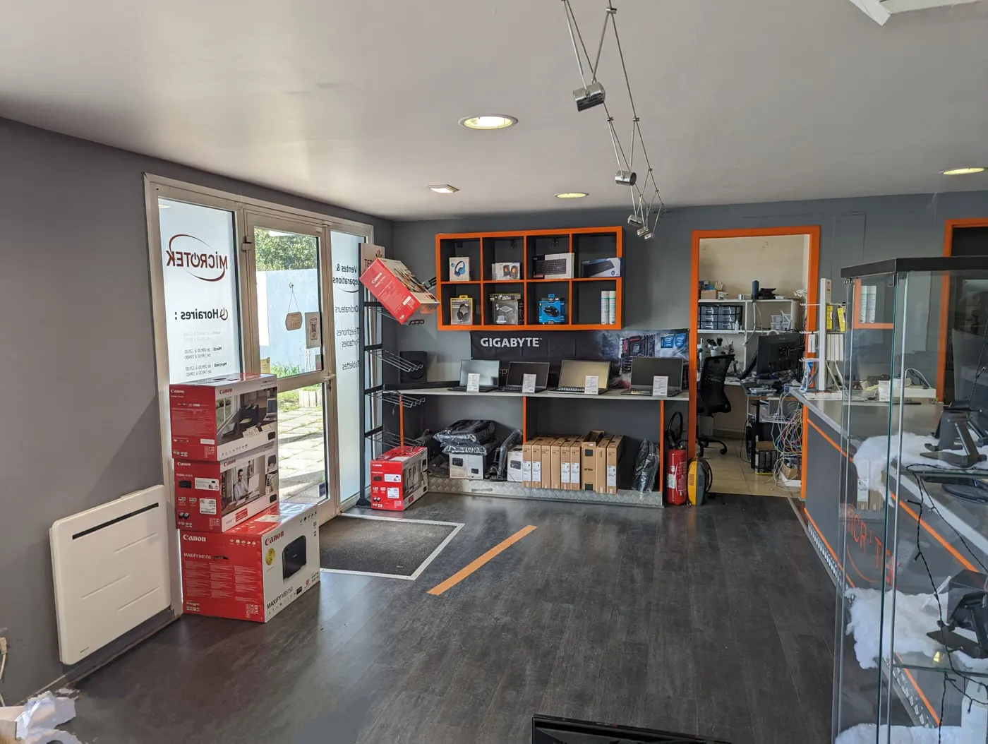 Entrée de la boutique MICROTEK de Biscarrosse : rayon portables, imprimantes et accessoires