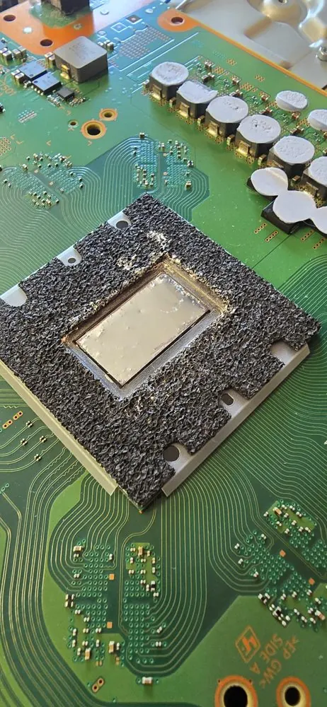 Processeur d'une PlayStation 5 et son métal liquide, carte ouverte