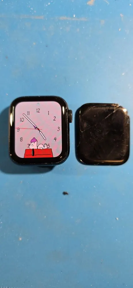 Montre connectée avec son ancien écran fissuré à côté