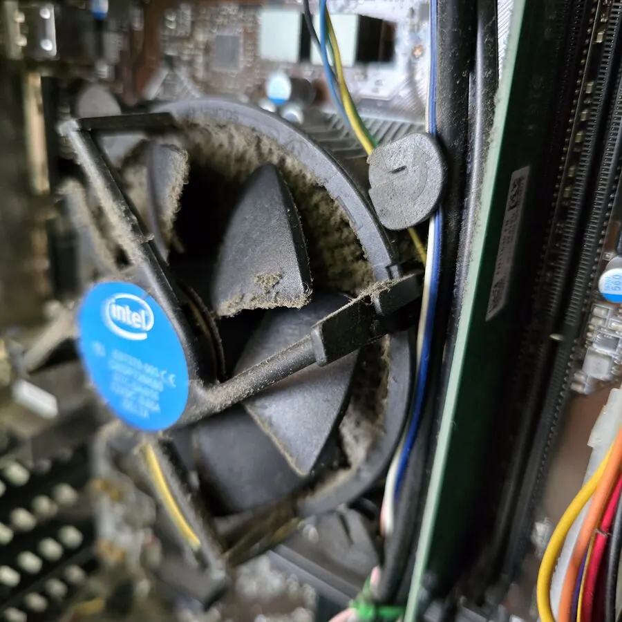 Ventilateur de processeur encrassé par la poussière