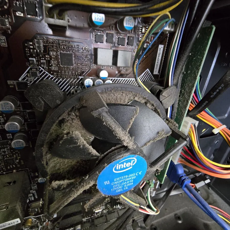 Ventirad d'un PC rempli de poussière