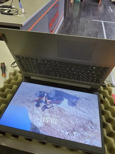 Carte mère d'un portable en panne, puis le portable allumé : allumé