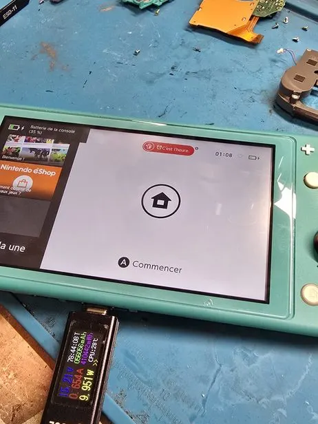 Nintendo Switch Lite avec écran noir, puis avec l'écran d'accueil : accueil