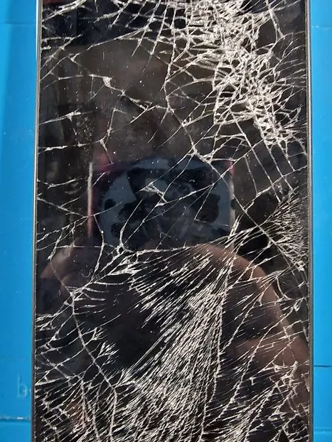 Smartphone à l'écran brisé, puis avec un écran neuf : avant